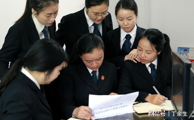 恶习缠身的单身母亲带坏了跟着自己长星空体育官网大的女儿(图10)