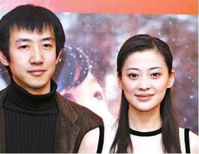 和梅婷星空体育app花350万狂捧鄢颇相比李小冉为他下跪求饶二人到底谁更惨(图3)