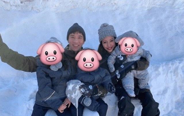 王力宏老婆和孩子宅家做瑜伽两女儿乖巧配合李靓蕾蚂蚁腰抢星空体育官网镜(图1)