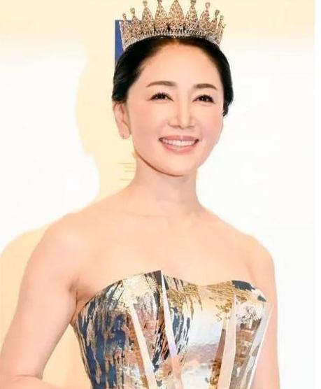 52岁日本大妈板村熏拿下选美冠星空体育app军这身材和颜值羡慕吗？(图1)