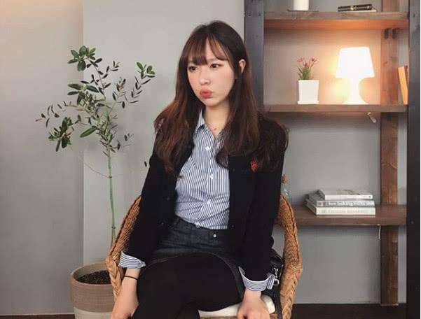 幼儿园美女老师爱瑜伽健身 身材凹凸有致 学校里被学生家长示星空体育app平台爱(图5)