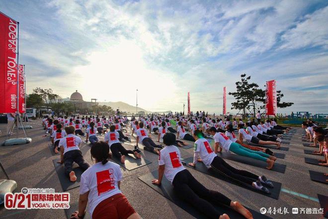 迎国际瑜伽日 数星空体育app平台百名瑜伽爱好者石老人海边齐练拜日式(图4)