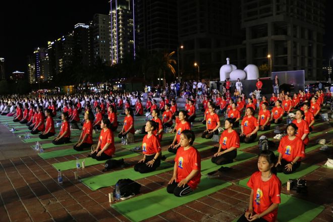 超过1500人表演20星空体育官网24年岘港国际瑜伽(图2)