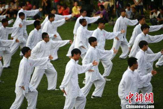 昆明·中印瑜星空体育app平台伽节开幕 千人梨园同练瑜伽和太极(图2)