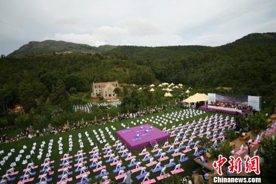 昆明·中印瑜星空体育app平台伽节开幕 千人梨园同练瑜伽和太极(图3)